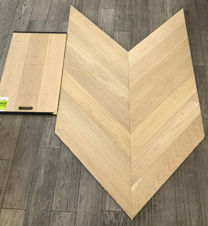 Comparison between plank and chevron in the colour Moonlight/Daybreak from Vidar.