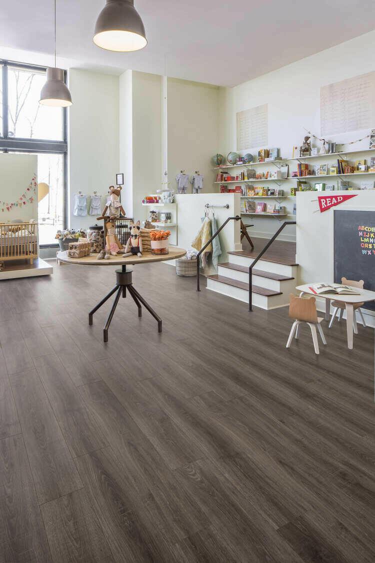 Living room with Driftwood Oak waterproof laminate flooring by Mohawk RevWood Select RARE VINTAGE installed.